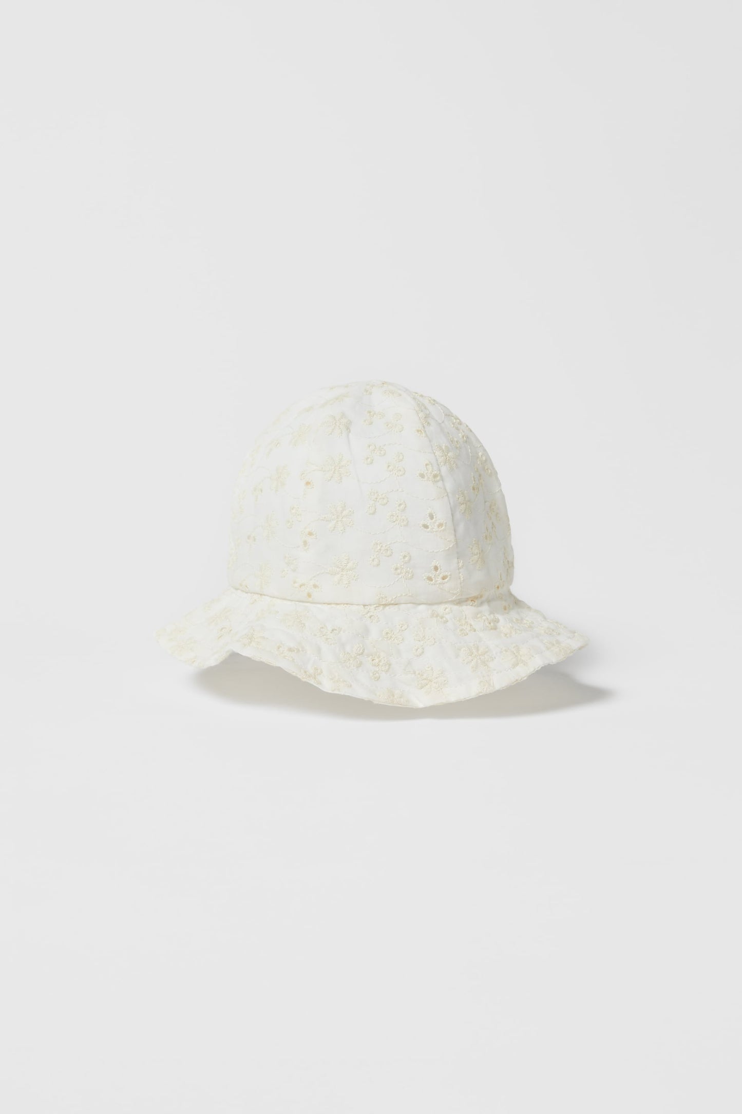 Gorro bordado suizo
