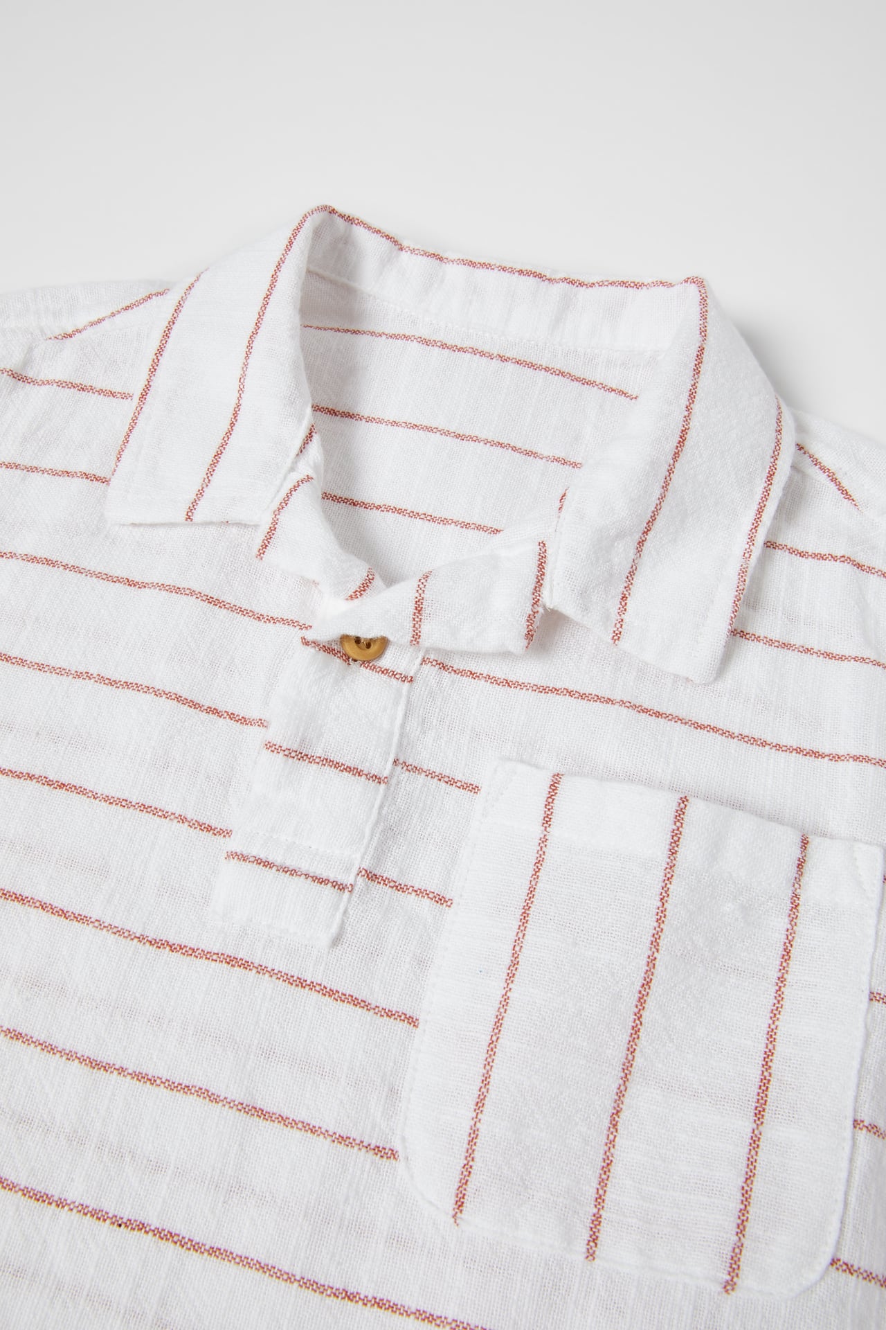 Camisa a rayas con bolsillo