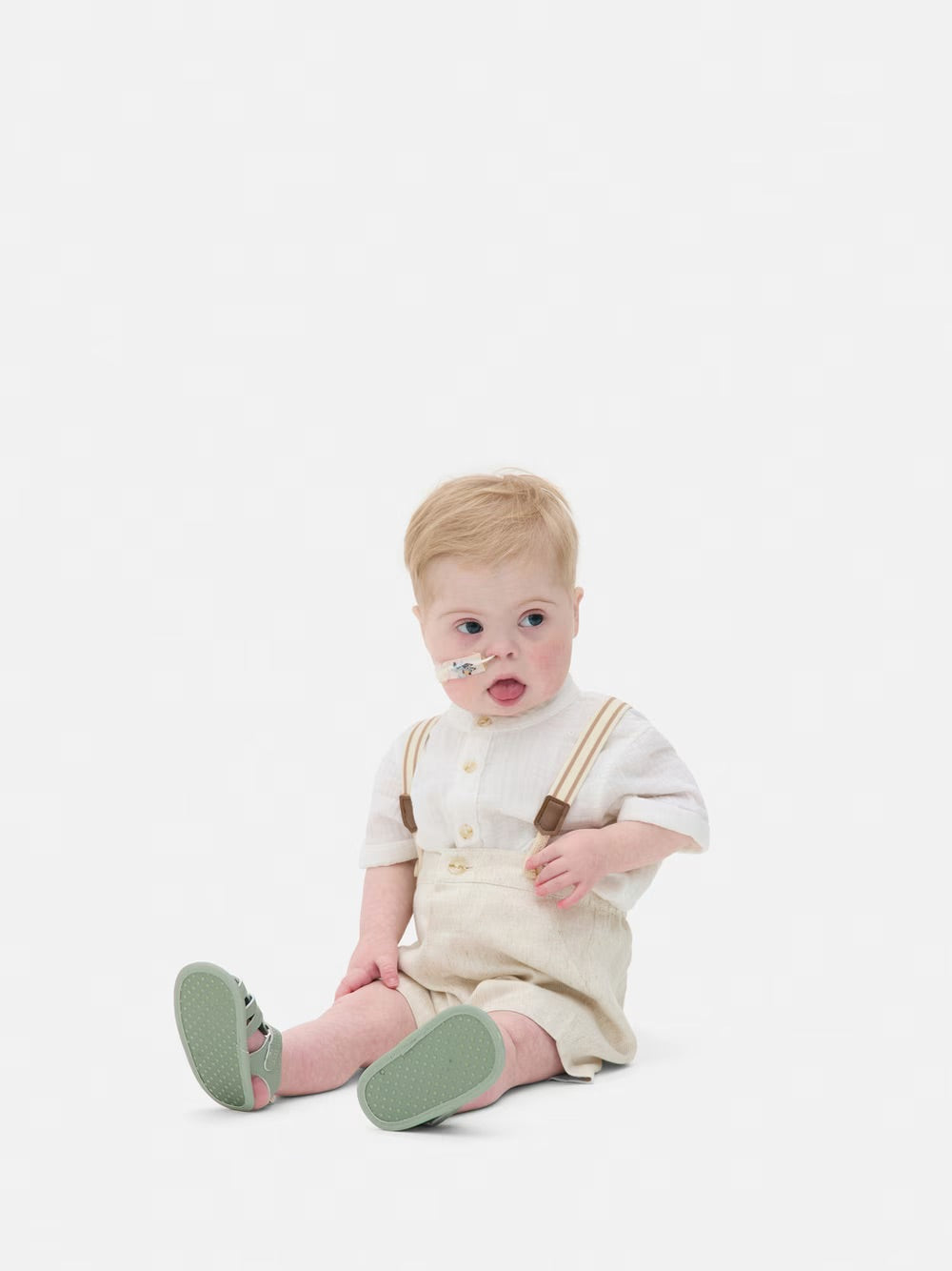 Conjunto con suspensor y corbata