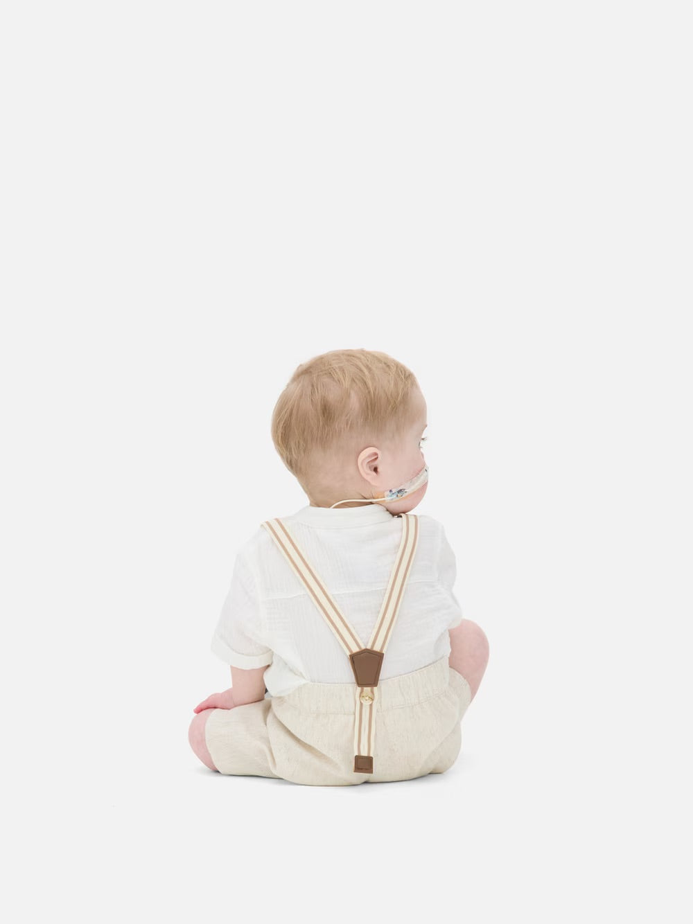 Conjunto con suspensor y corbata