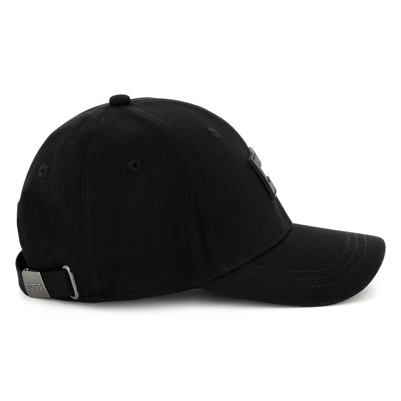 Gorra negra con cierre ajustable