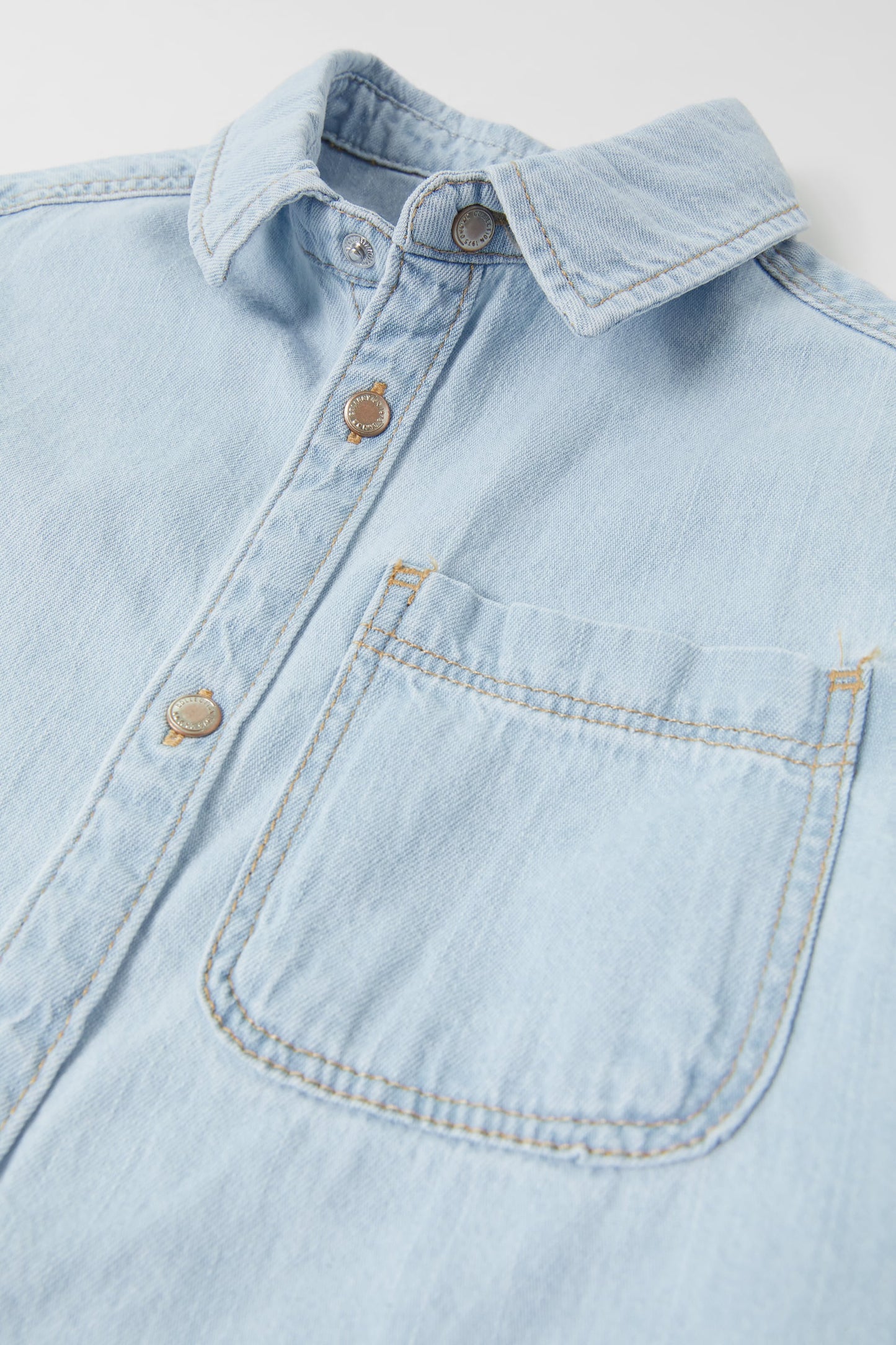 Camisa denim con bolsillo