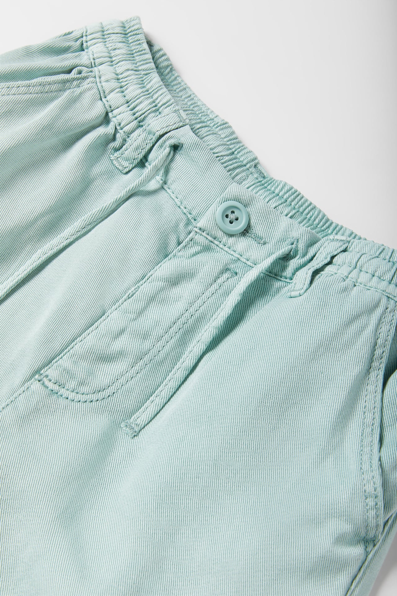 Short fluida con lino