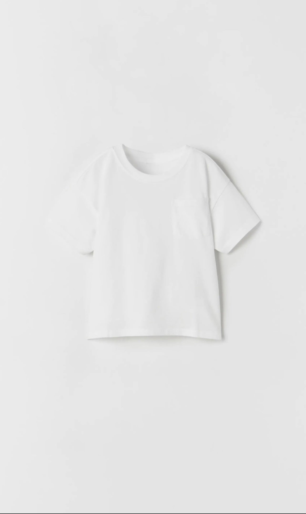 Polera blanca con bolsillo