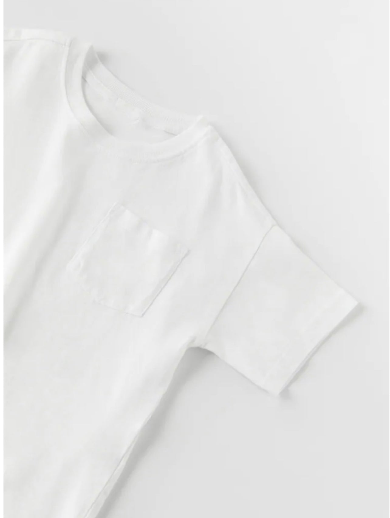 Polera blanca con bolsillo