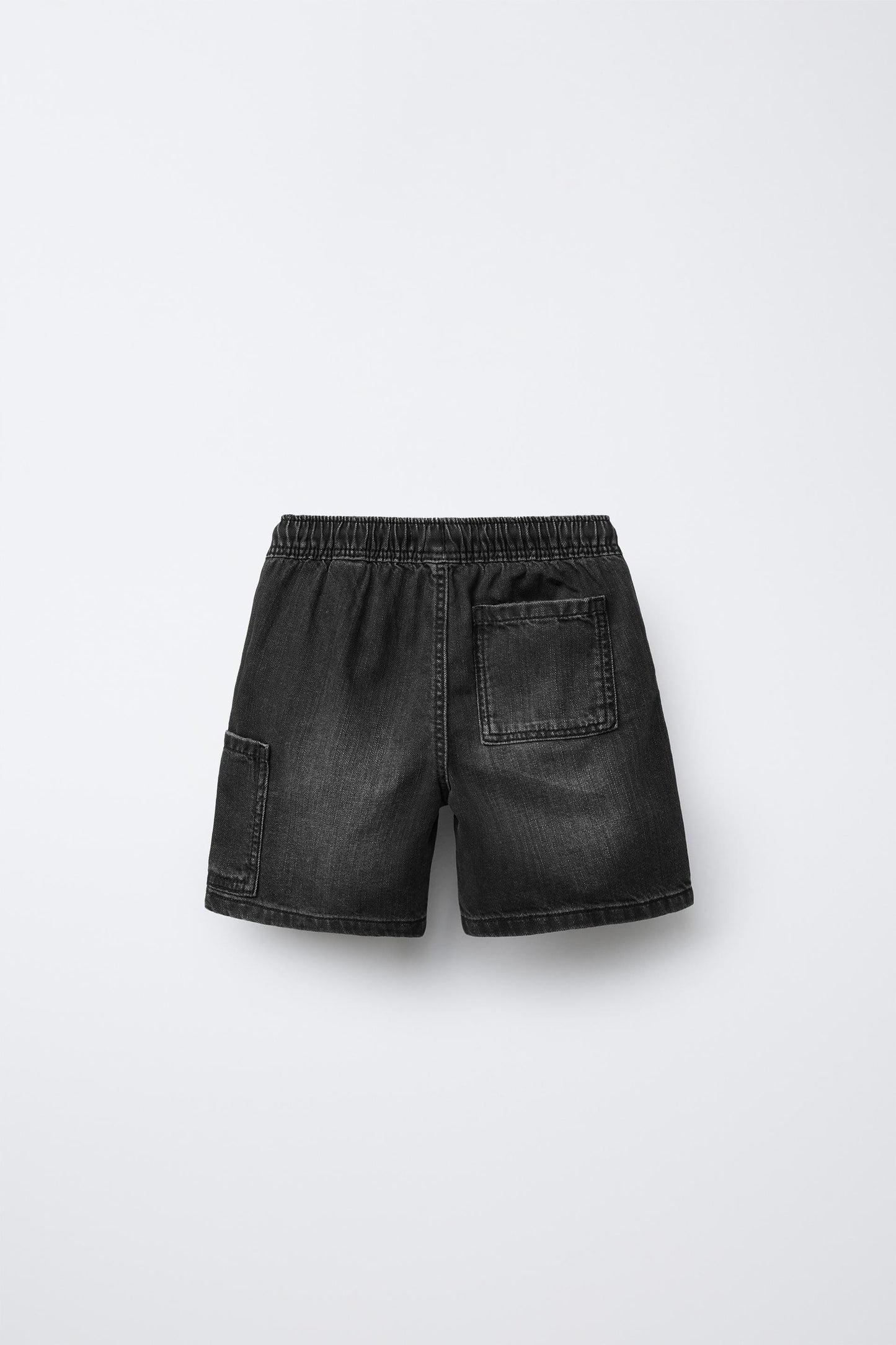 Short jean con bolsillo delantero