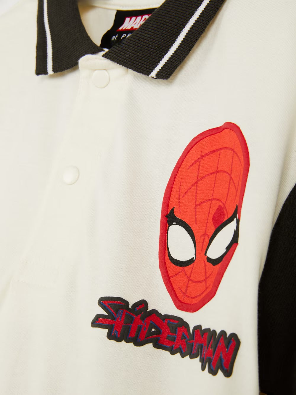 Polera con cuello spiderman
