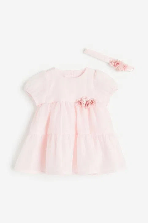 Vestido con accesorio