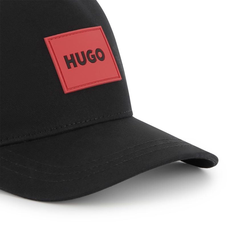 Gorra negra con logo Hugo