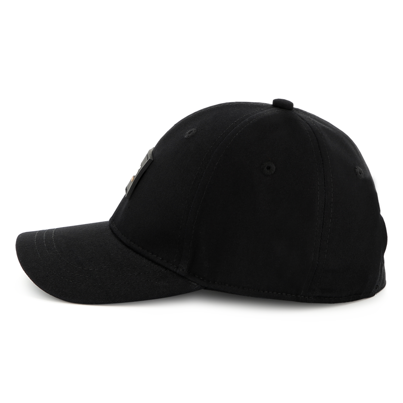 Gorra negra con cierre ajustable