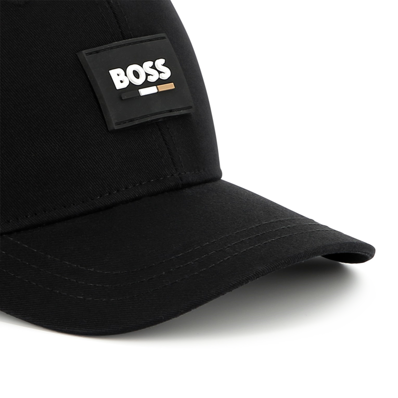 Gorra negra con cierre ajustable